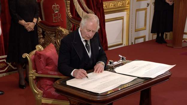 3. Charles törenle resmen kral ilan edildi