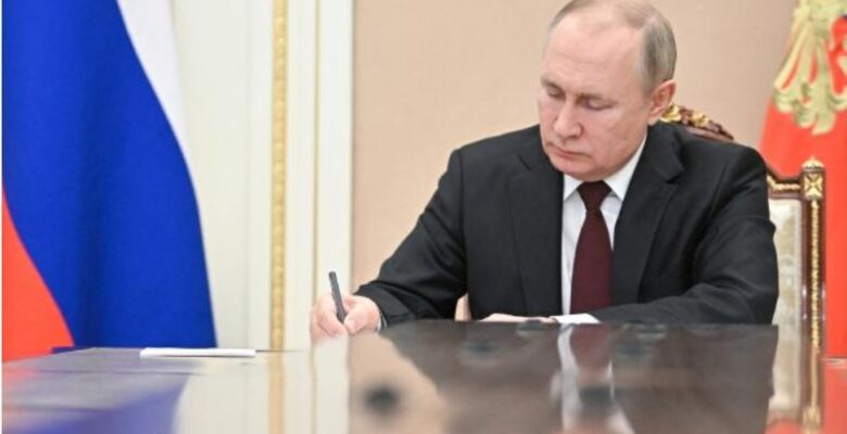 Putin Herson ve Zaporijya’nın sözde bağımsızlıklarını tanıyan kararnameleri imzaladı
