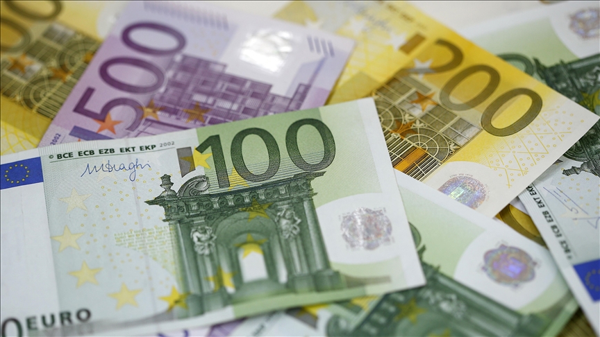 Haftanın son gününde euro 18,28 liradan, sterlin 20,85 liradan işlem görüyor