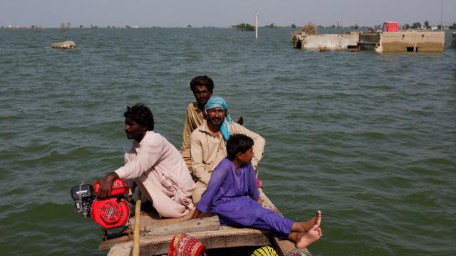 Pakistan’da selin etkili olduğu bölgelerde halk evlerini terk ediyor