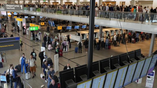 Amsterdam Schiphol Havalimanı yolcu sayısını azaltıyor