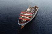 Yunanistan Sahil Güvenlik birimlerinin taciz ateşi açtığı gemi Çanakkale Boğazı’nda demirledi