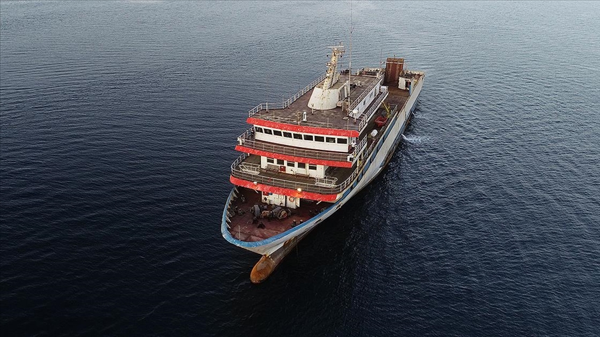 Yunanistan Sahil Güvenlik birimlerinin taciz ateşi açtığı gemi Çanakkale Boğazı’nda demirledi