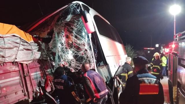 Amasya’da yolcu otobüsü ile tır çarpıştı: 2 ölü, 20 yaralı