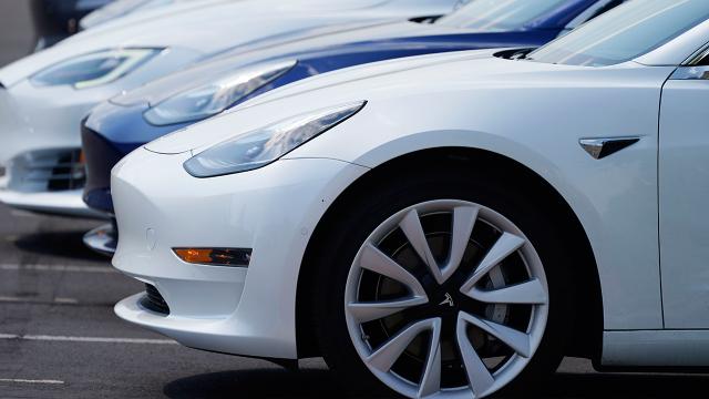 Tesla 300 binden fazla aracını geri çağırıyor