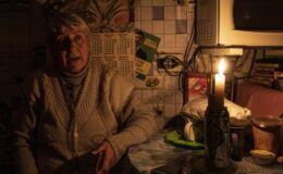 Ukrayna’da halk mumla aydınlanıyor