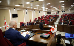 Meclis oturumuna Seçim ve Halkoylaması Yasa Önerisinin Komitede görüşülmesine olanak sağlamak için ara verildi