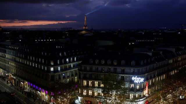 Paris’te birçok mahalle elektrik kesintisiyle karanlığa büründü