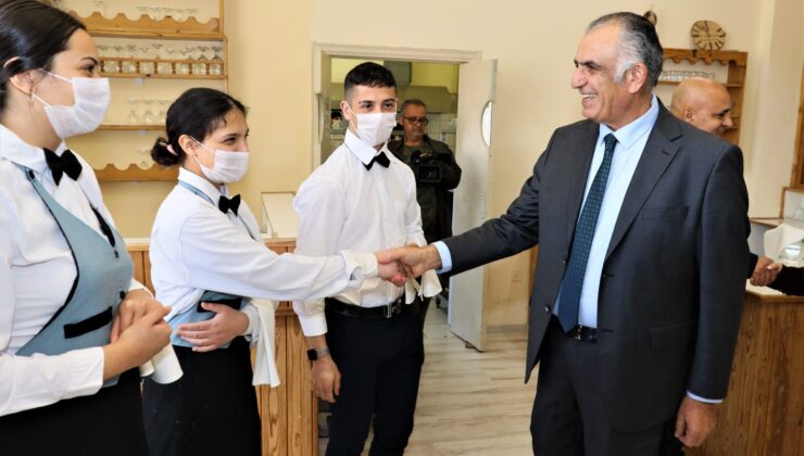 Bakan Çavuşoğlu, Haydarpaşa Ticaret Lisesi’ni ziyaret etti
