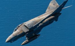 İyon Denizi’ne düşen Yunanistan’a ait savaş uçağındaki yardımcı pilot hayatını kaybetti