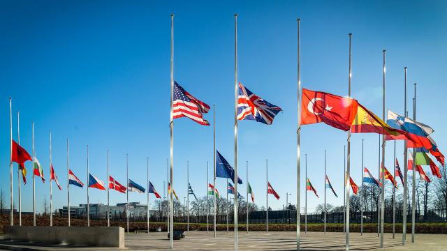 NATO’da tüm bayraklar yarıya indirildi