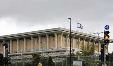 İsrail’de başbakanın görevden alınmasını zorlaştıran yasa tasarısı kabul edildi