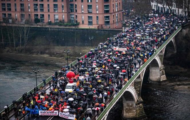 Fransa’da emeklilik reformu karşıtı göstericiler köprüyü trafiğe kapattı
