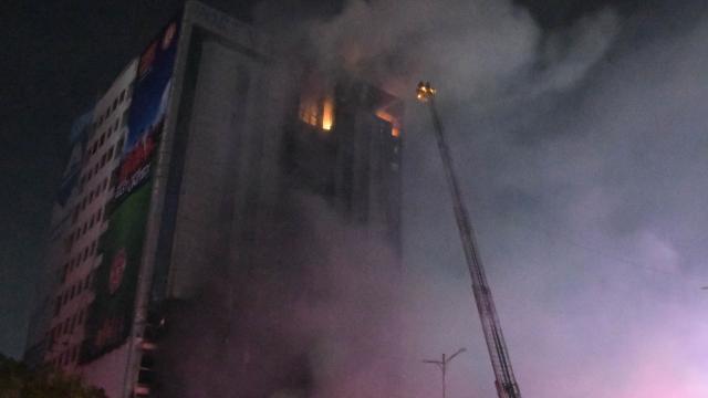 Pakistan’da 16 katlı binada yangın