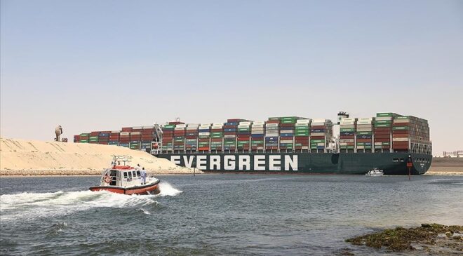 Süveyş’i tıkayan geminin işletmecisi “Evergreen” çalışanlarına vereceği ikramiyeyle gündemde