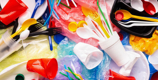 İngiltere’de tek kullanımlık plastik çatal, bıçak, tabak ve tepsi yasağı 1 Ekim’de başlıyor