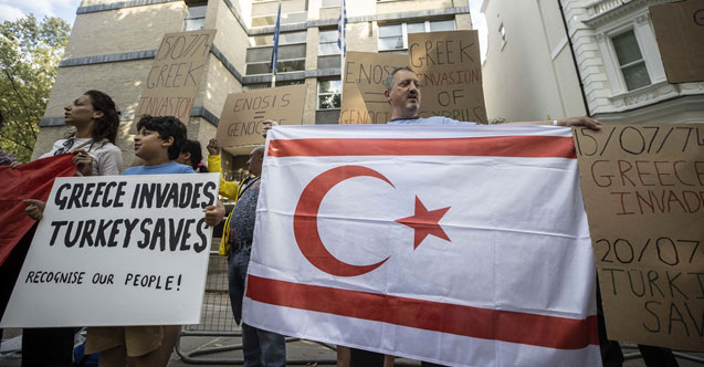 Kıbrıslı Türkler, Yunanistan’ın Londra Büyükelçiliği önünde gösteri yaptı