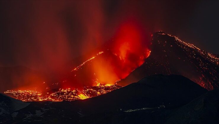 Sicilya’da Etna Yanardağı’nda patlama: Katanya havalimanı kapatıldı