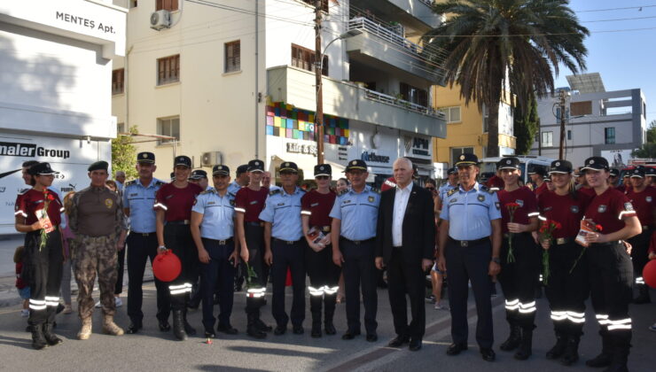 İtfaiyeciler Lefkoşa sokaklarında İtfaiye Haftası kapsamında karanfiller ve balonlarla yürüdü