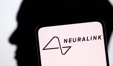 Elon Musk’un Neuralink’i beyin implantı için insan denemesine başlıyor