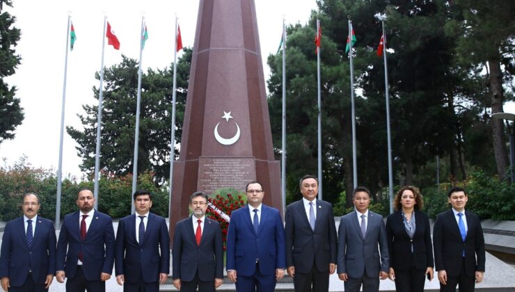 Tarım ve Doğal Kaynaklar Bakanı Çavuş, Azerbaycan Milli Lider Aliyev’in Anıt Mezarı ile Azerbaycan Türk Şehitliği’ni ziyaret ederek çelenk koydu