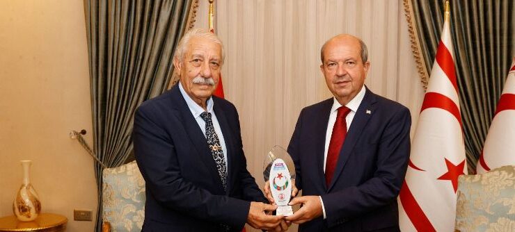 Cumhurbaşkanı Tatar, Türk Dünyası şiir ödülünü kazanan Öksüzoğlu’nu kabul etti