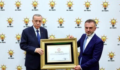AK Parti Genel Başkanlığına yeniden seçilen TC Cumhurbaşkanı Erdoğan’a mazbatası takdim edildi