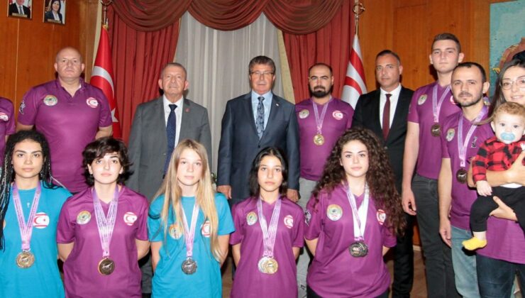 Başbakan Üstel, şampiyon taekwondocuları kabul etti: ‘Sporcularımız dünyayla kucaklaşmalı’