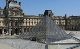 Paris’teki Louvre Müzesi bomba ihbarı nedeniyle kapatıldı