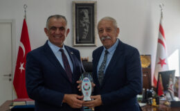 Bakan Çavuşoğlu, “Türk Dünyası şiir ödülünü” kazanan Öksüzoğlu’nu kabul etti