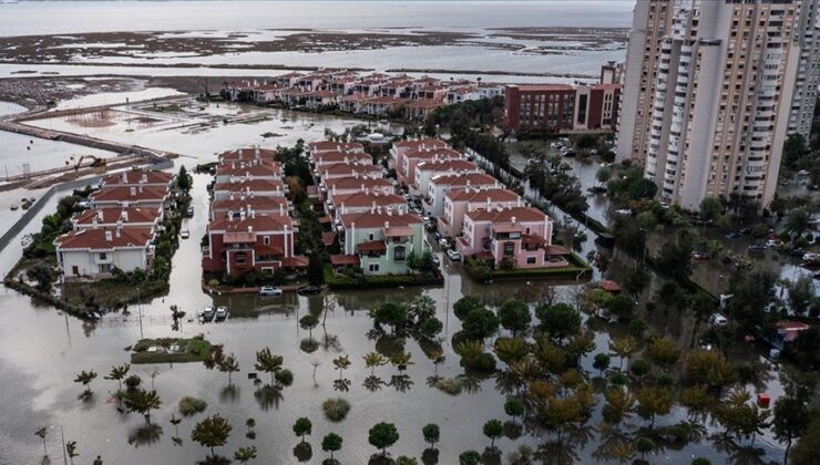 İzmir’de deniz taştı, sokaklar su altında kaldı