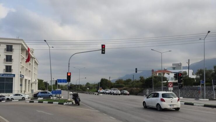 Eziç ve Zeytinlik kavşağındaki trafik ışıkları çalışmaya başladı