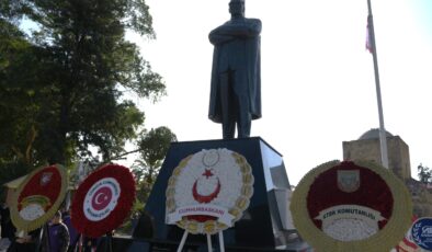 40. yıl kutlamaları nedeniyle Lefkoşa’da Atatürk Anıtı önünde tören düzenlendi