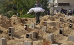 Gazzeliler, “çatışmalara insani ara”nın ardından İsrail saldırılarında ölen yakınlarının mezarlarına akın etti