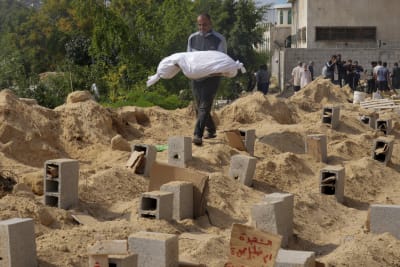 Gazzeliler, “çatışmalara insani ara”nın ardından İsrail saldırılarında ölen yakınlarının mezarlarına akın etti