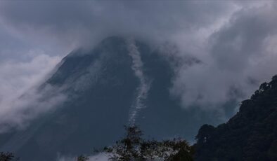 Endonezya’daki Merapi Yanardağı kül püskürttü