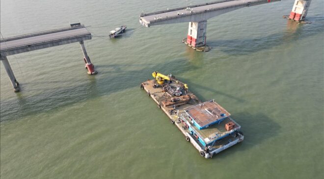 Çin’de kargo gemisinin çarptığı köprü çöktü