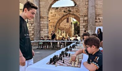 ‘Büyük Usta  Ediz Gürel’  ‘Büyük Usta  Ediz Gürel’  Namık Kemal Meydanı’nda  30 kişi ile simultane satranç oynadı