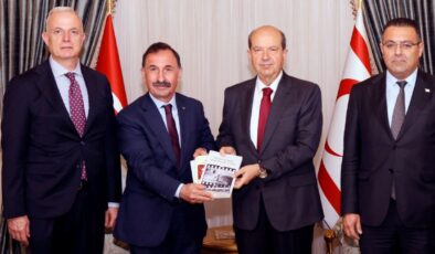 Emekli Albay Atilla Güler, Cumhurbaşkanı Tatar’a kitap takdim etti