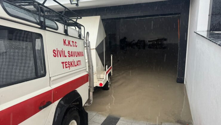 Su taşkınlarına Sivil Savunma ekipleri de müdahale ediyor