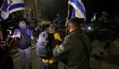 Netanyahu’nun konutuna yürüyen İsrailli protestoculara polisten sert müdahale