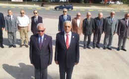 TMT Mücahitler Derneği Atatürk büstüne ve Tekke Bahçesi’ndeki Şehitler anıtına çelenk koydu