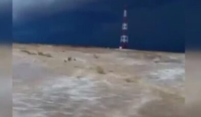 Umman’daki şiddetli yağışlar çöl bölgesini göle çevirdi