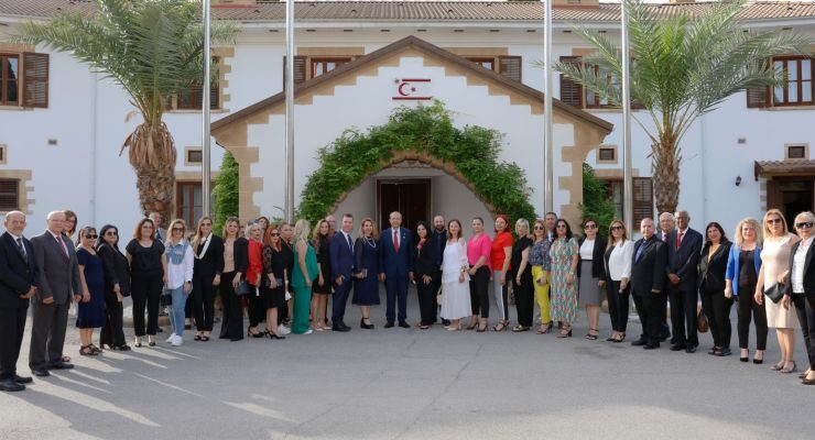 Cumhurbaşkanı Tatar, Bahar Esintileri Sanat Derneği heyetini kabul etti