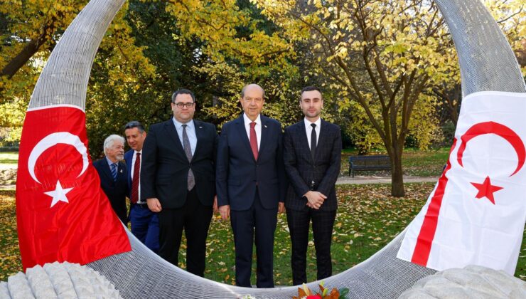 Cumhurbaşkanı Tatar Melbourne’da, Shrine of Remembrance Anıtı’na çelenk sundu, Avustralya Türk Dostluk Anıtı’nı ziyaret etti