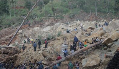 Papua Yeni Gine’de 2 bin kişi toprak altında kaldı