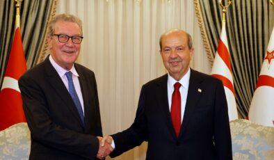 Cumhurbaşkanı Tatar, eski BM Genel Sekreteri Kıbrıs Özel Danışmanı Alexander Downer’i kabul etti