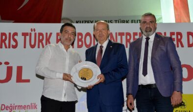 Cumhurbaşkanı Tatar, futbol antrenörlerine ödüllülerini takdim etti