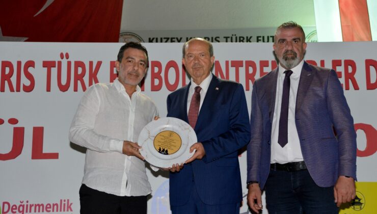 Cumhurbaşkanı Tatar, futbol antrenörlerine ödüllülerini takdim etti