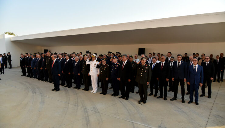 20 Temmuz Barış ve Özgürlük Bayramı… Denktaş’ın Anıt Mezarı’nda tören düzenlendi